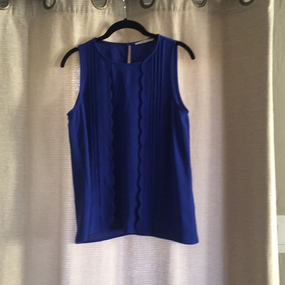 Sleeveless , scalloped and straight pleats